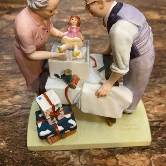 Norman Rockwell Porcelain Figure 1980 Wrapping Christmas Presents made in Japan - Picture 4 of 10